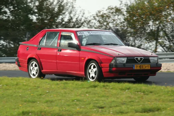Alfa Romeo 75 — foto 3