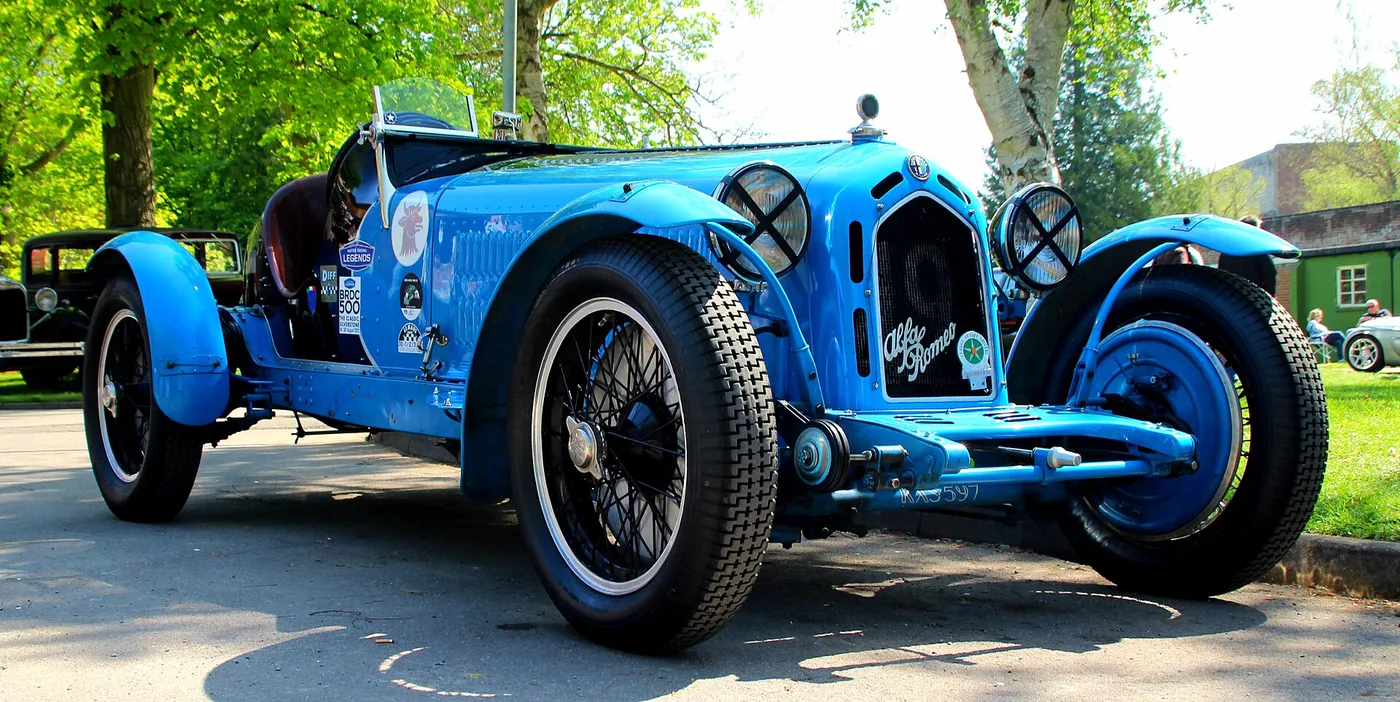 Alfa Romeo 8C 2300 Monza rojo de competicion, capo largo de aluminio con respiraderos laterales, dos tubos de escape externos y radiador descubierto en cuna.