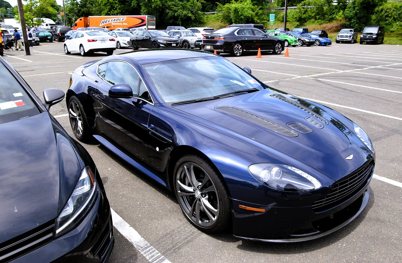 Aston Martin V12 Vantage — foto 4