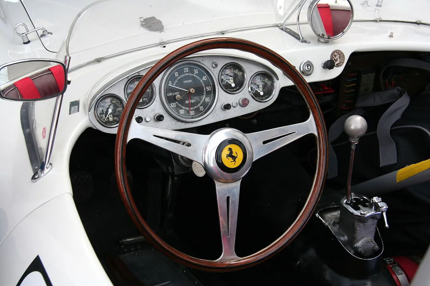 Ferrari 250 GT California Spider SWB 1961 rojo Ferrari, capota plegada, llantas Borrani.