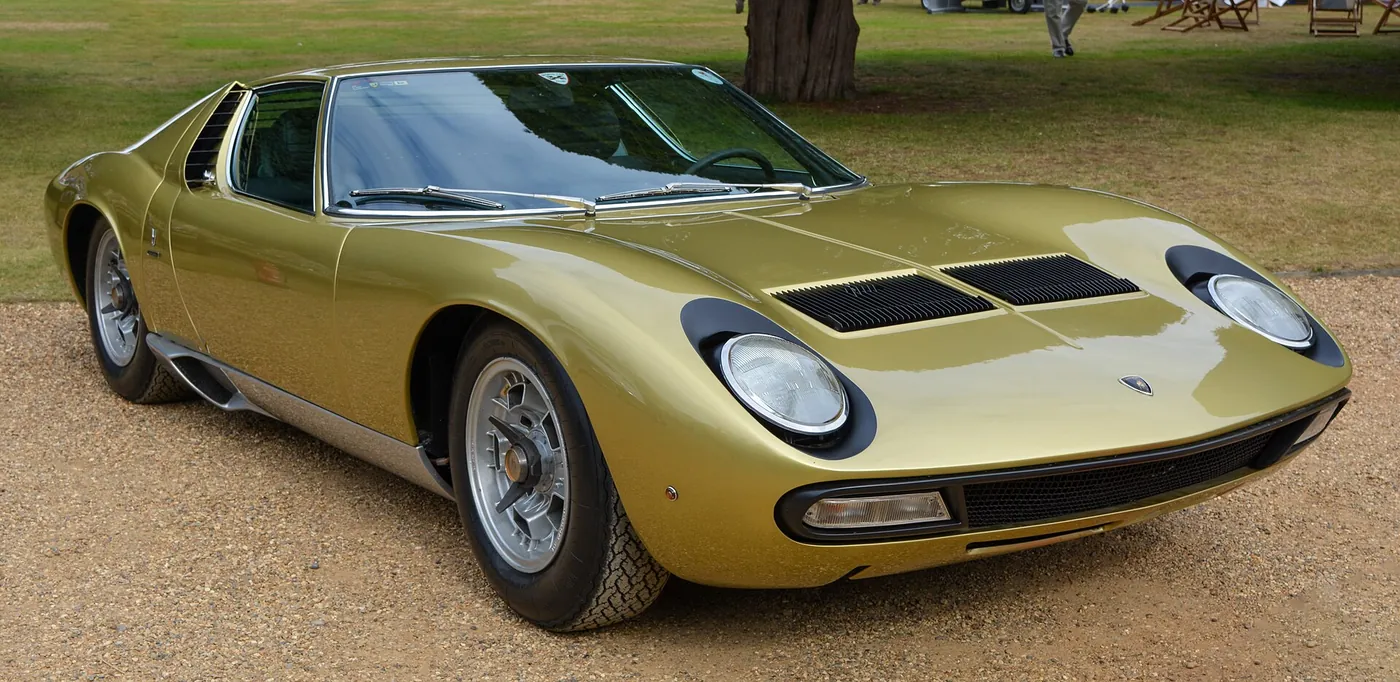 Lamborghini Miura P400. Motor V12 transversal central, diseño Marcello Gandini.