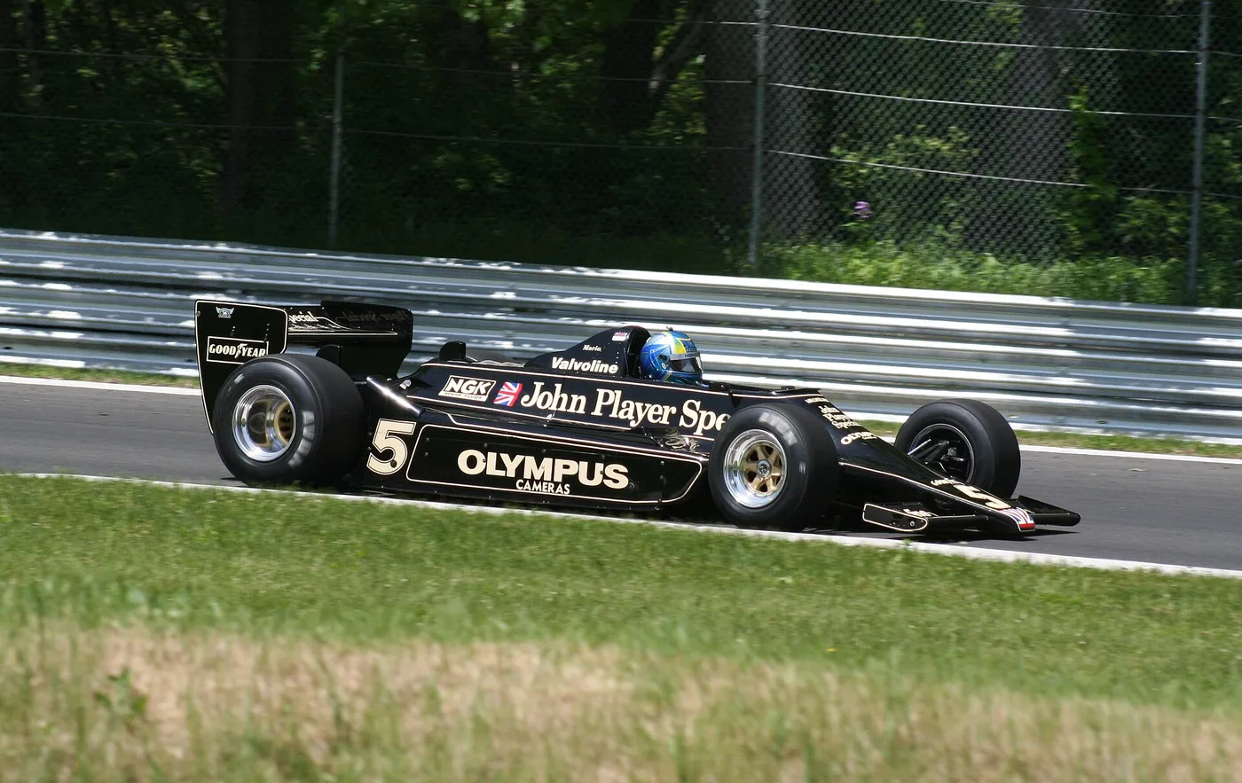 Lotus 79 — foto 1