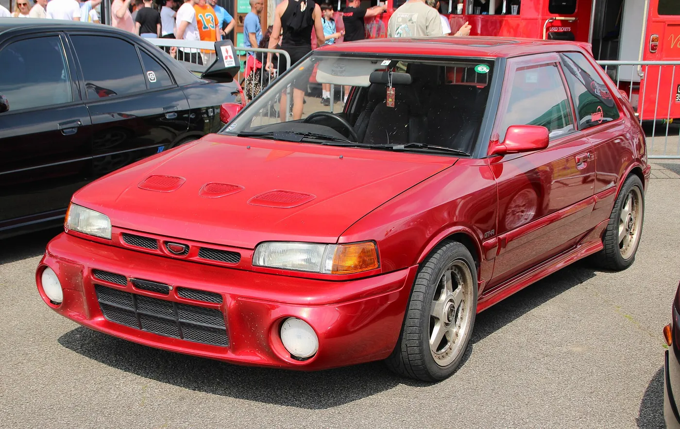 Mazda 323 — foto 1