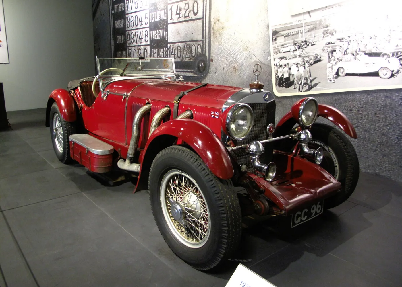 Mercedes-Benz SSK roadster blanco prebelico, capo largo con tres correas de cuero, tubos de escape externos y parabrisas pequeno tipo aero-scrap.