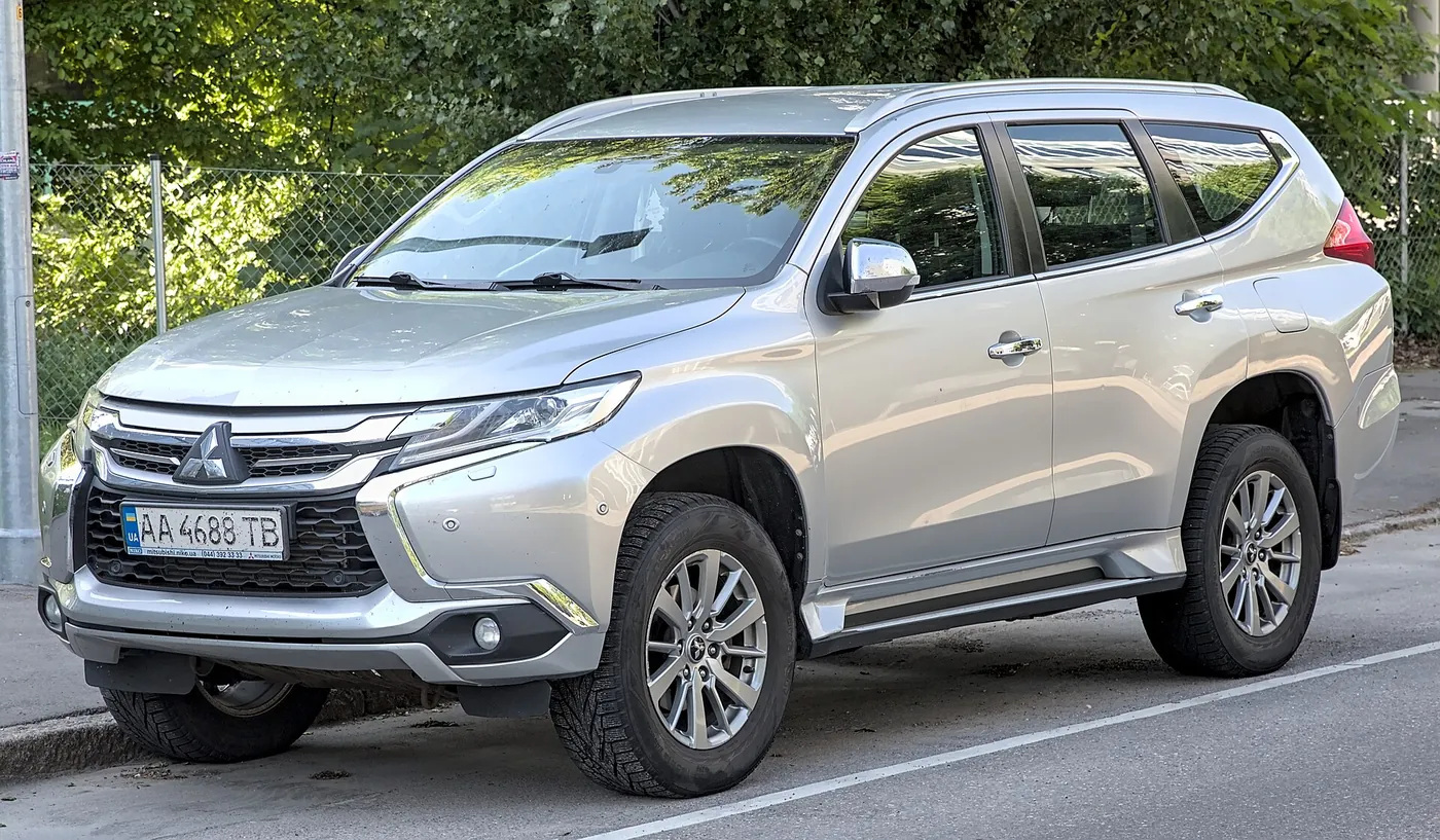 Rear view of a 3-door Mitsubishi Pajero