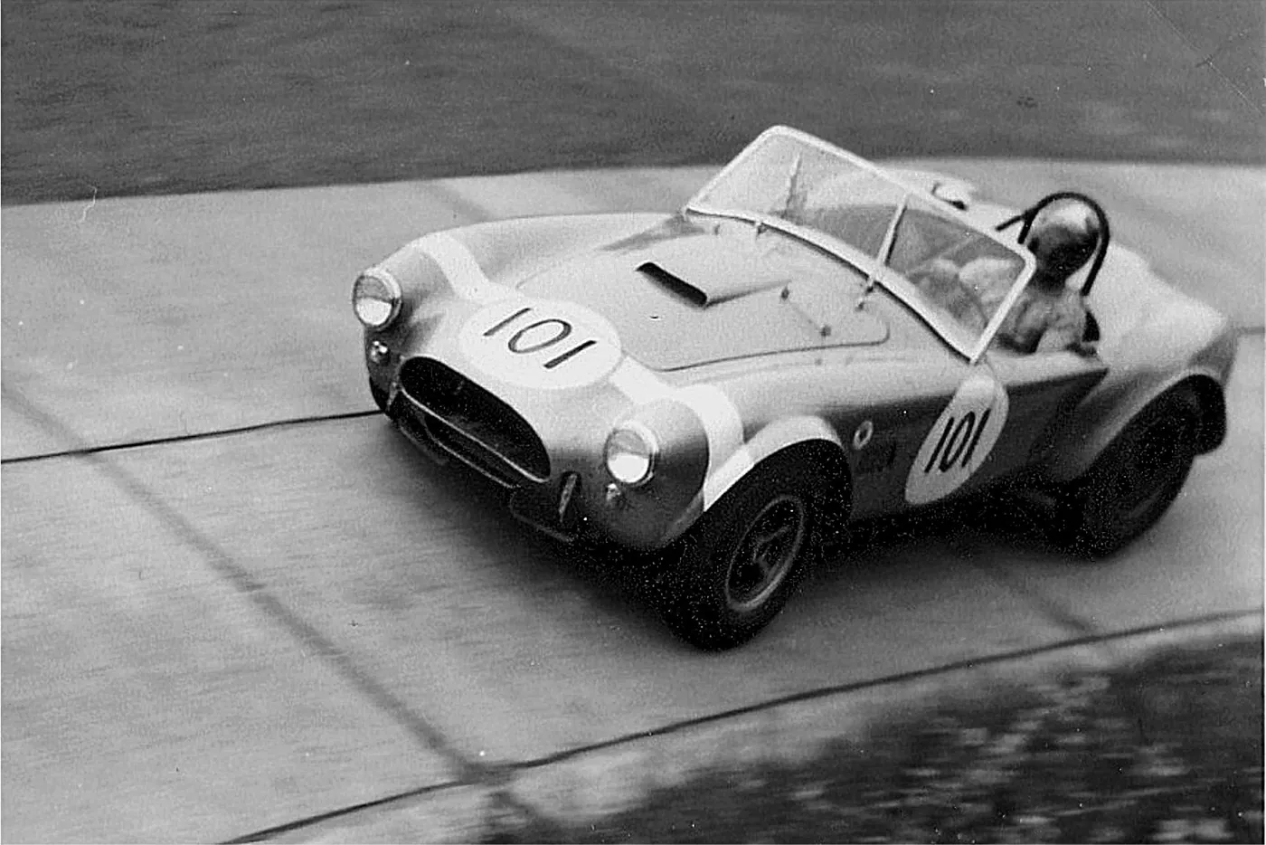 Shelby Cobra 427 S/C de 1966, color azul Guardsman Blue con doble franja blanca. Tomas de aire ovales detrás de las ruedas delanteras.