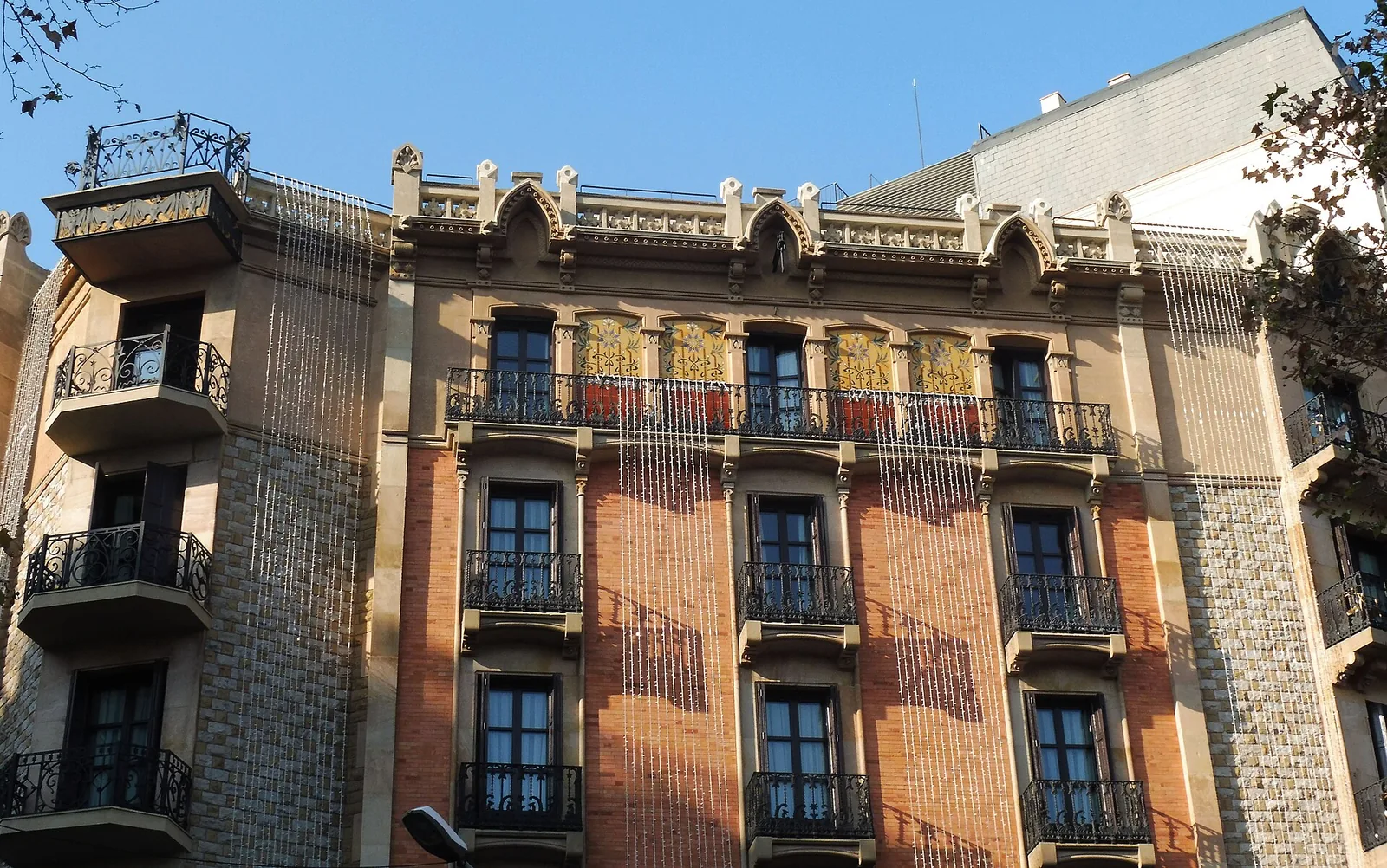 Passeig de Gràcia 151 (avui, Passeig de Gràcia 75).Batlló (Enric), propietari de la casa. Arquitecte; Josep Vilaseca Casanovas.
Capella (Pau
