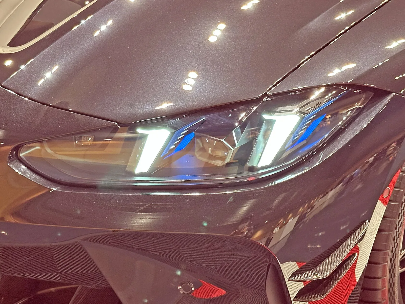 G82系BMW・M4クーペコンペティションM xDriveのMパフォーマンスパーツ装着車両のヘッドライトを撮影。