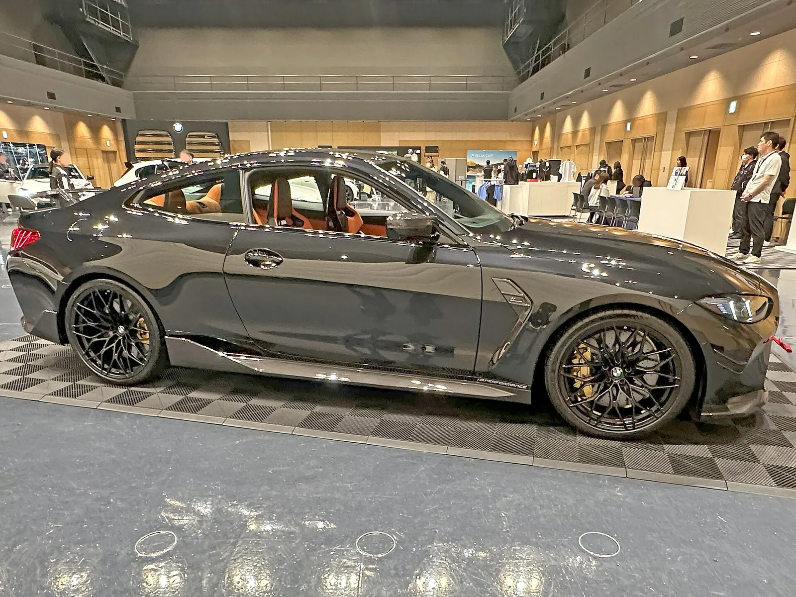 G82系BMW・M4クーペコンペティションM xDriveのMパフォーマンスパーツ装着車両を右から撮影。