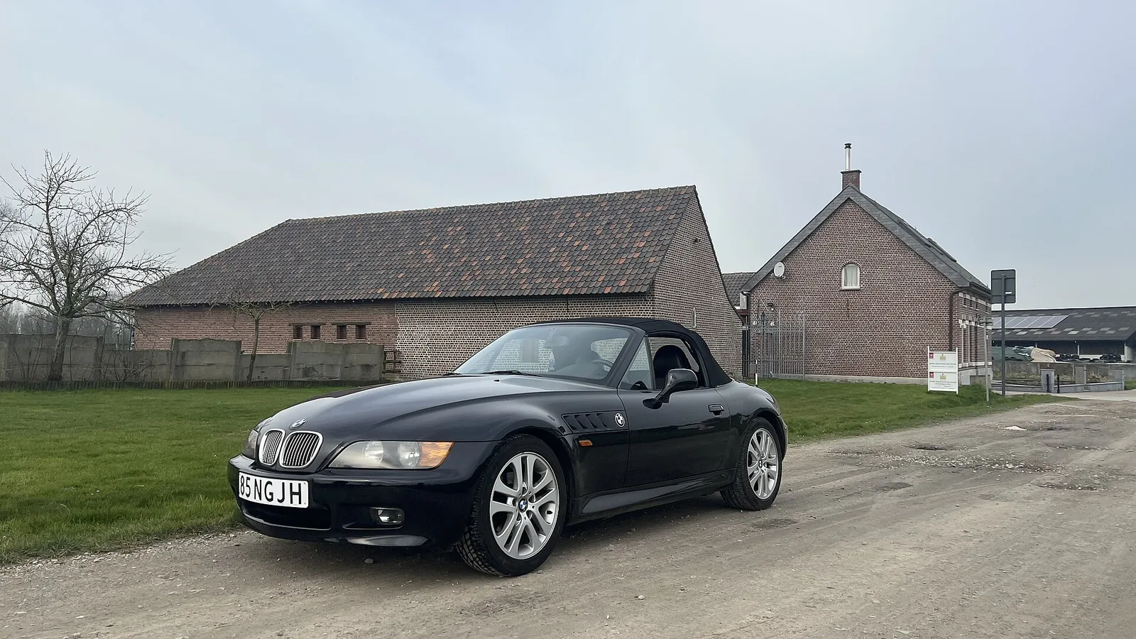 picture of the BMW Z3 in a field