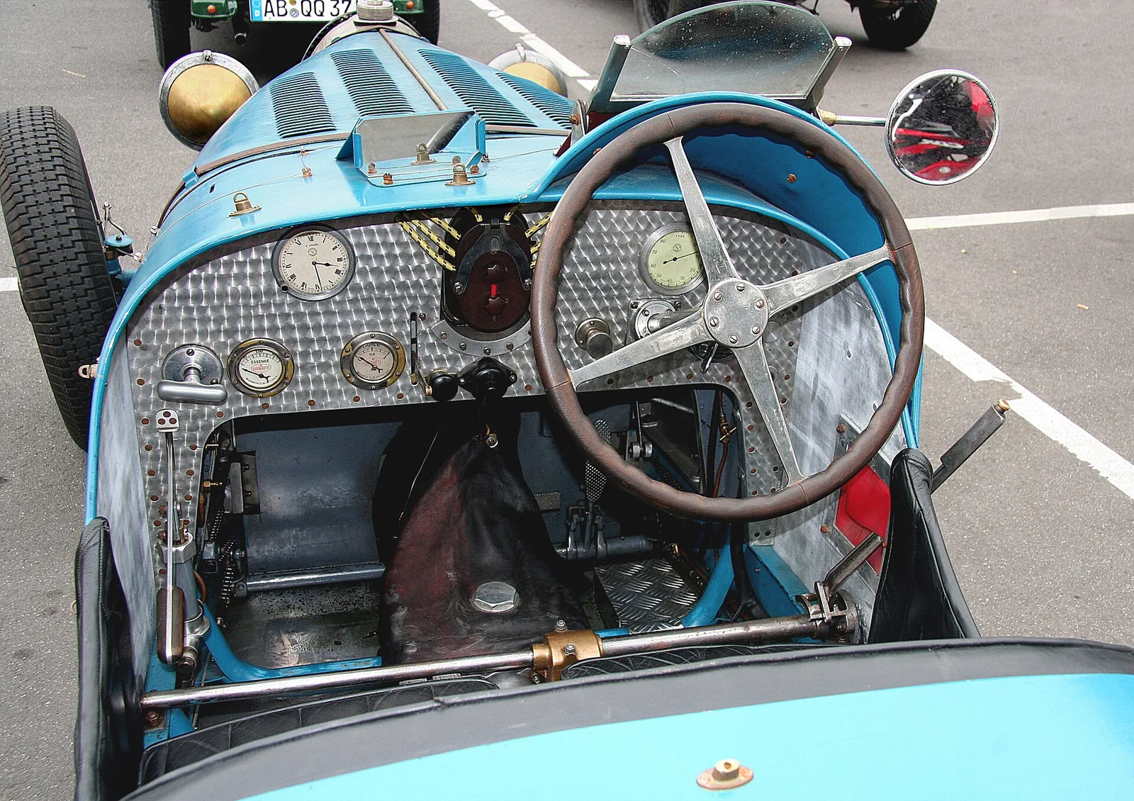 Bugatti Typ 35 B, Cockpit, Baujahr 1925; rechts außen der Schalthebel des Vierganggetriebes