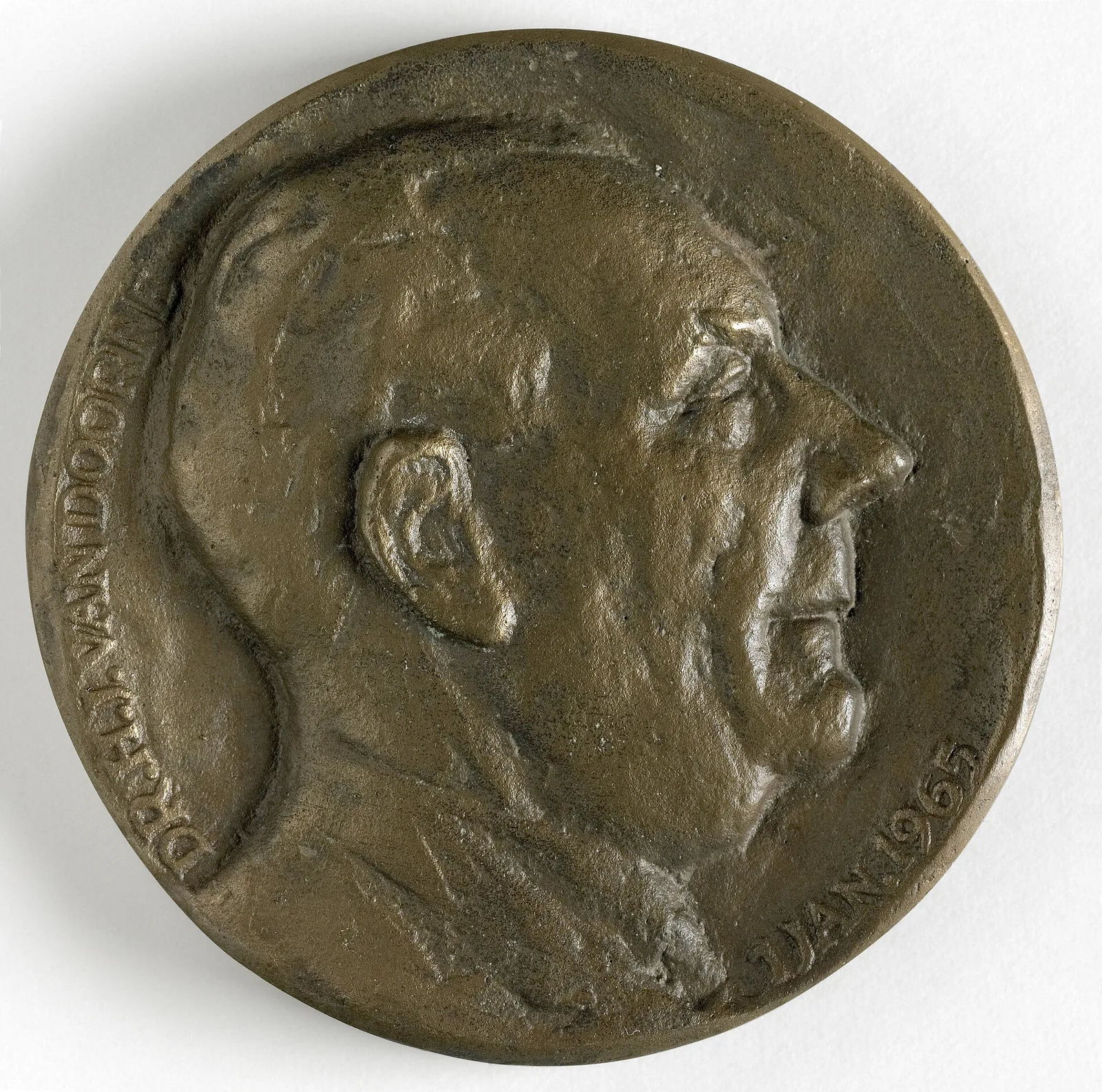 IdentificatieTitel(s): H.J. van Doorne, oprichter DAF, 65 jaarObjecttype: penning Objectnummer: NG-2004-56Opschriften / Merken: omschrift, v