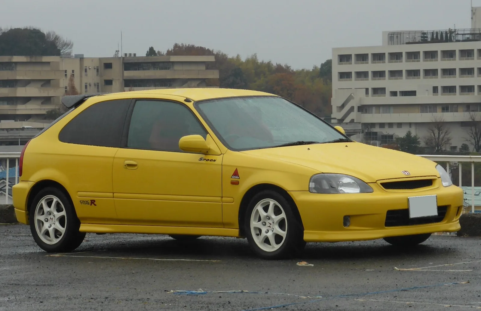 EK9型ホンダ・シビックタイプRを右から撮影。