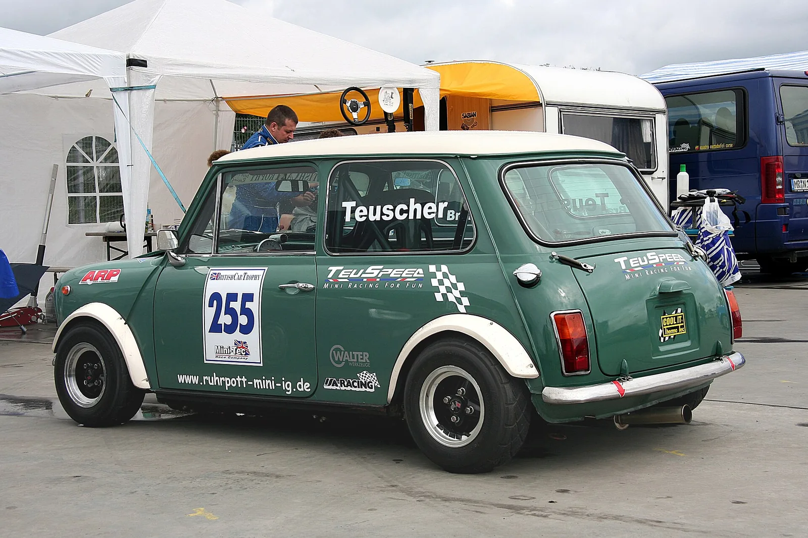 Innocenti Mini Cooper (erkennbar an dem Dreieck-Ausstellfenster in der Tür), Baujahr 1972, beim Oldtimer Festival im Fahrerlager des Nürburg
