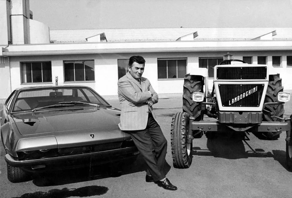 anni '70 Ferruccio Lamborghini fotografato tra un trattore e una vettura Lamborghini