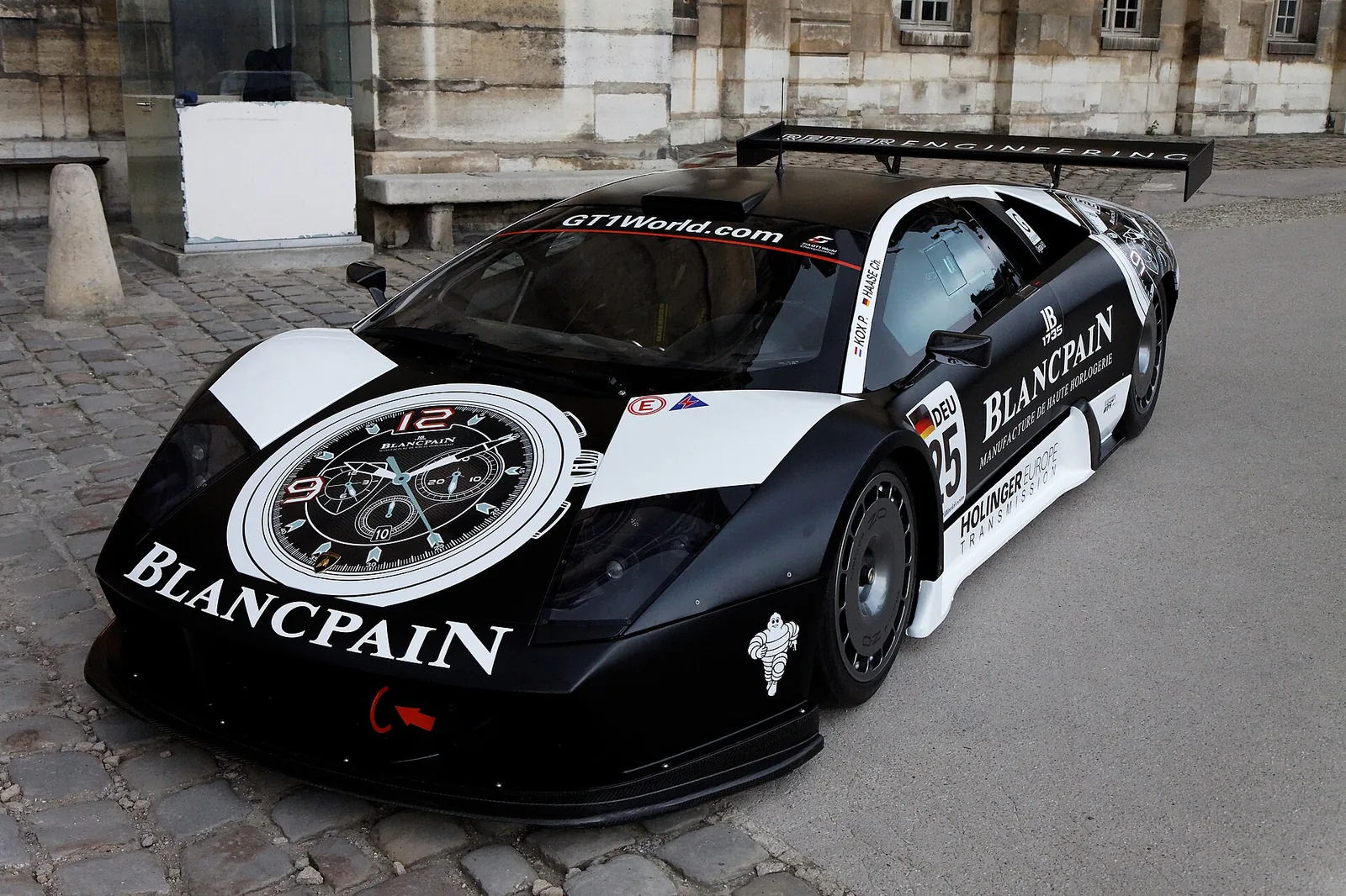Photographie prise lors de la présentation du Blancpain Endurance series aux Invalides à Paris en mars 2011.