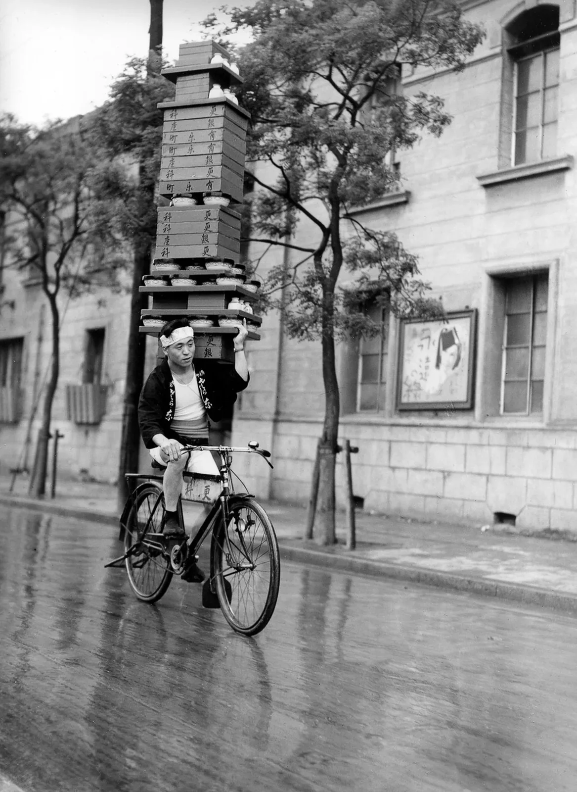 Soba noodles deliveryman in Tokyo, 1935. Piles of soba bowls were packed on the shoulders of bicycle couriers.
