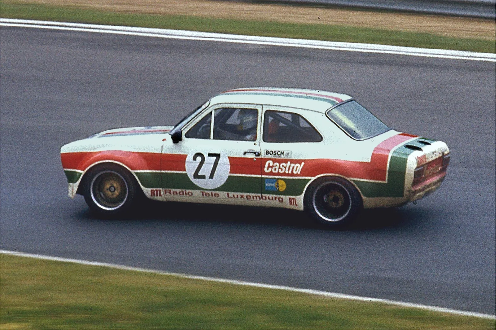 Hans Heyer im Ford Escort um 14:35:30 Uhr beim GP der Tourenwagen auf dem Nürburgring eingangs Südkehre. Hans Heyer/Klaus Ludwig gewannen da