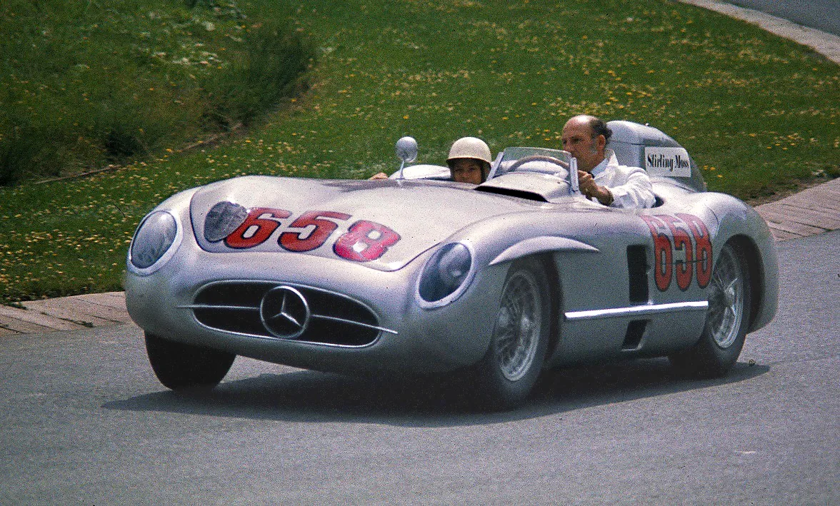 Stirling Moss mit Fahrgast im Mercedes SLR 1977 beim Oldtimer-GP des AVD auf dem Nürburgring