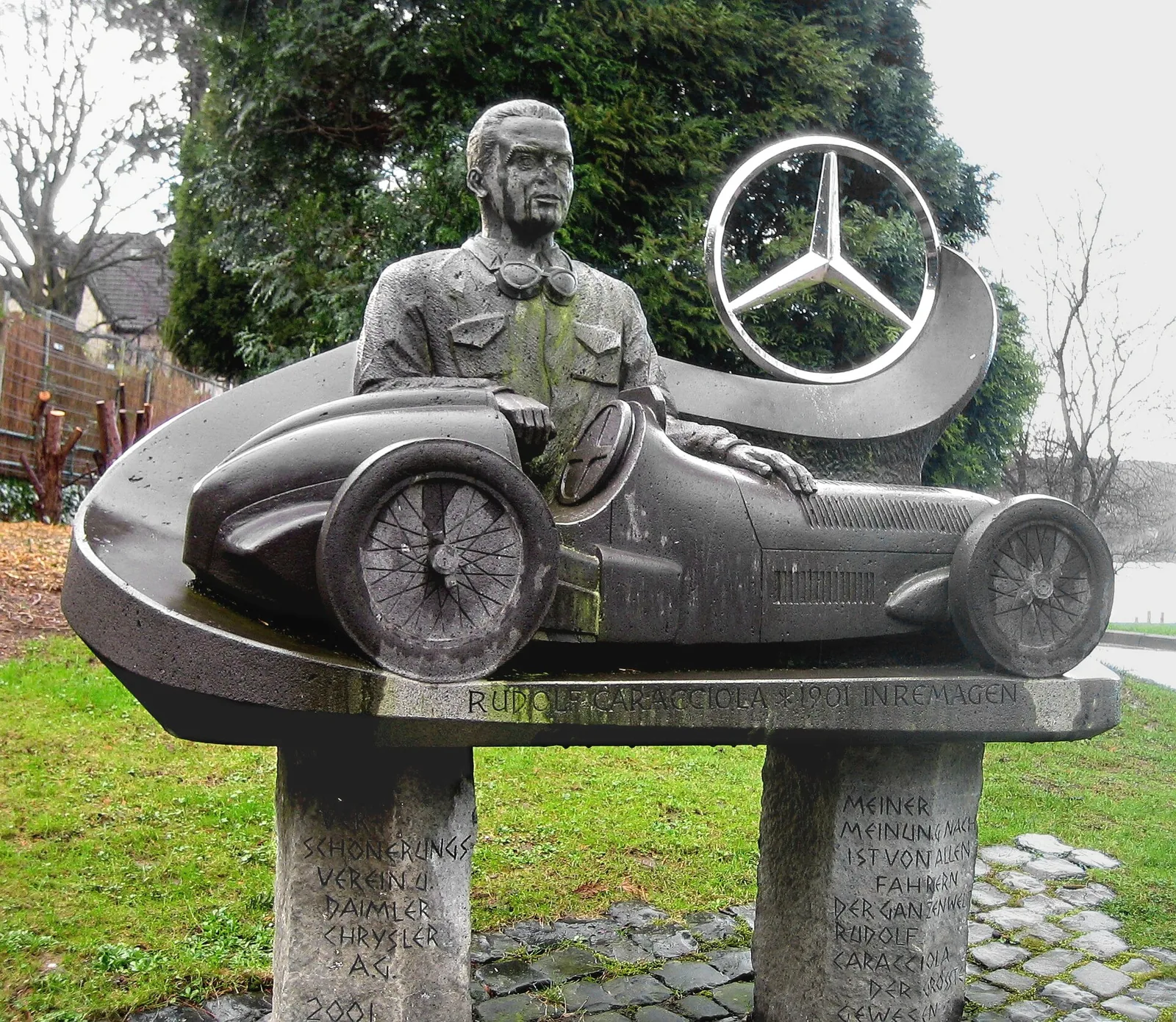 Caracciola-Denkmal in Remagen, 2001 vom Verschönerungsverein und von Daimler Chrysler gestiftet. Der Bildhauer war Gerd Hardy (* 1940) aus N