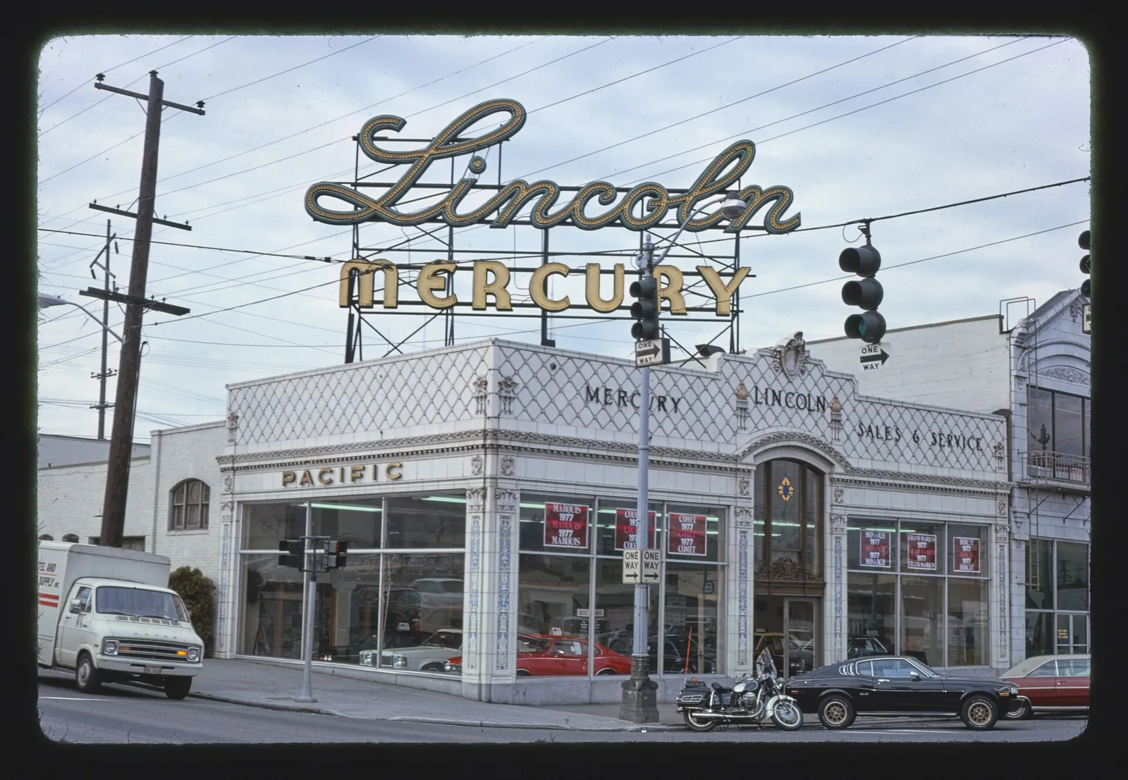 Title: McKay Lincoln Mercury, Seattle, Washington
Physical description: 1 photograph : color transparency ; 35 mm (slide format).
Notes: M