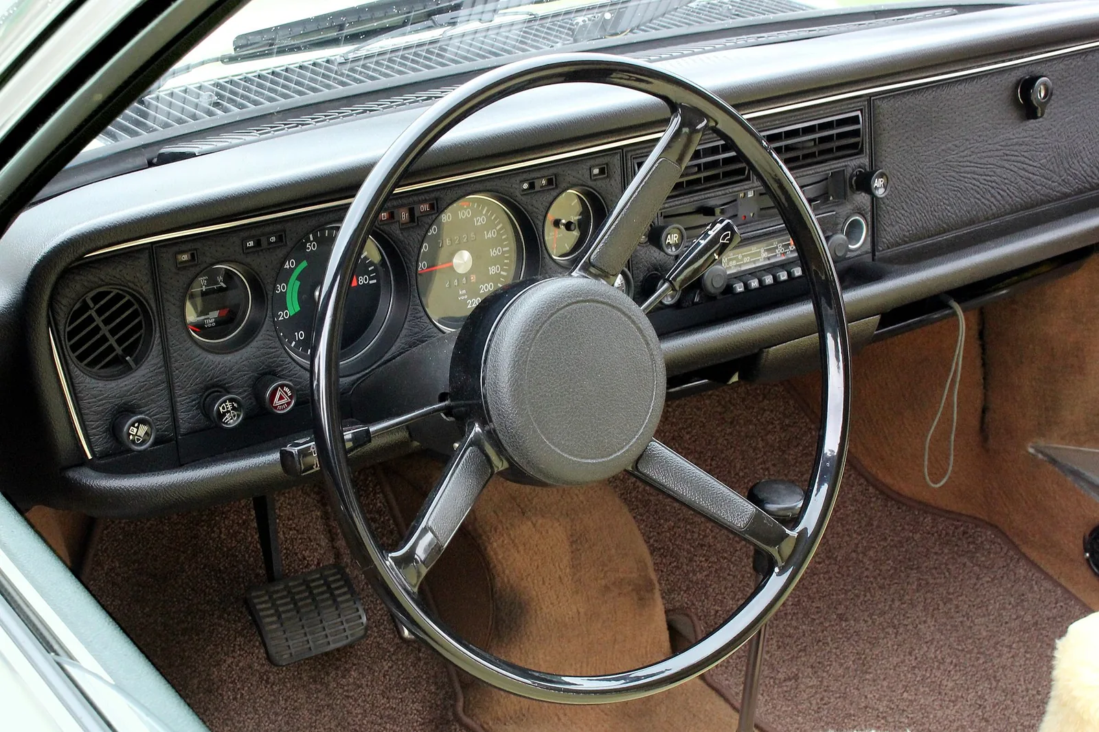 Armaturenbrett und Lenkrad eines NSU Ro 80, Baujahr 1976