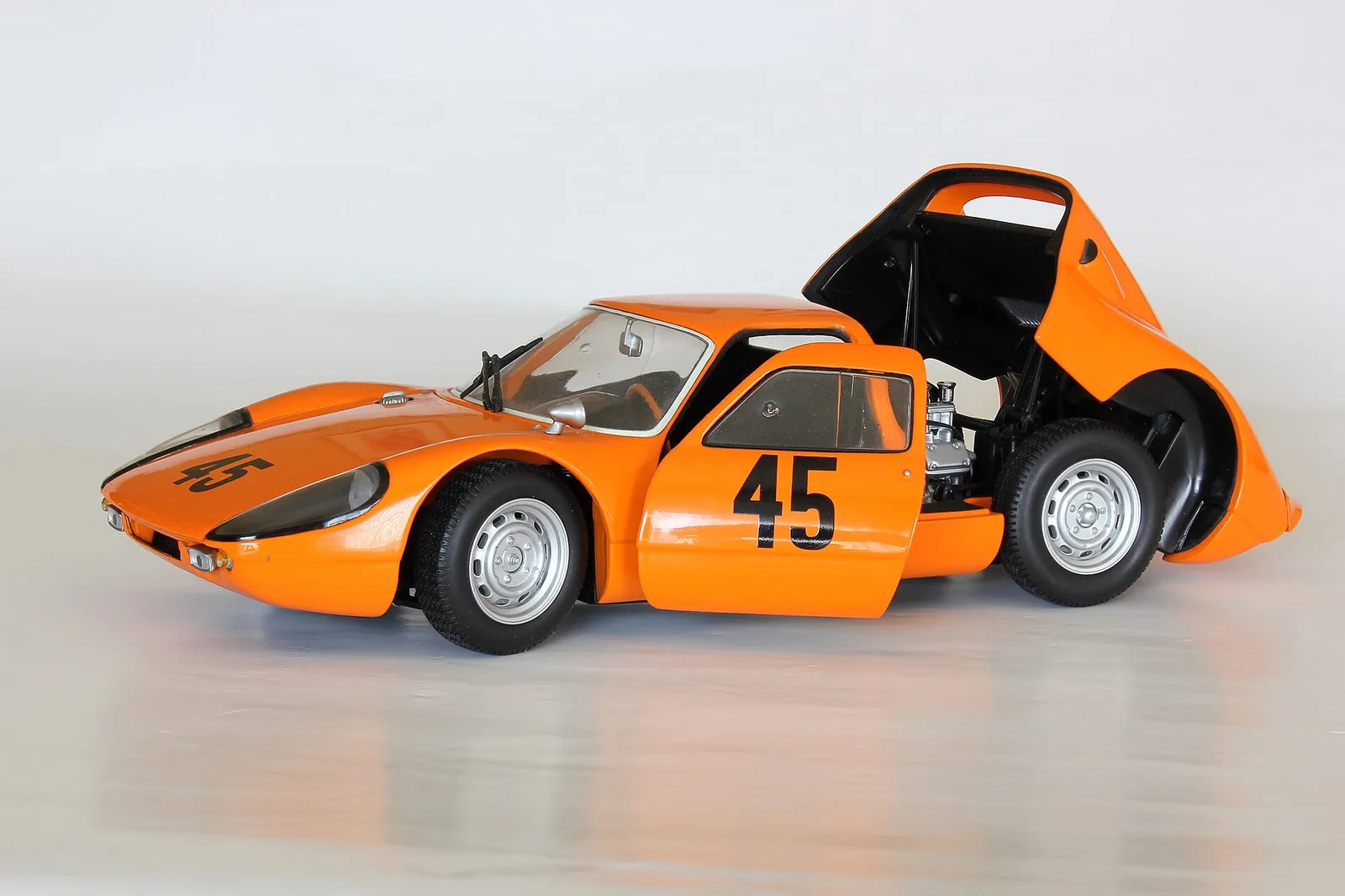Modell eines Porsche 904 GTS von Minichamps, Maßstab 1 : 18. Mit dem Wagen Nr. 45 wurden Ben Pon/Gerhard Koch Dritte des 1000-km-Rennens 196