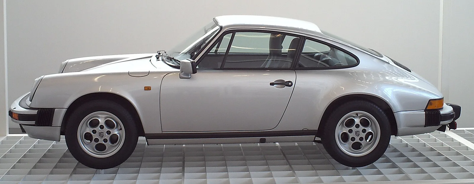 classic Porsche 911, model SC 1986
design: Ferdinand Alexander Porsche (*1935)