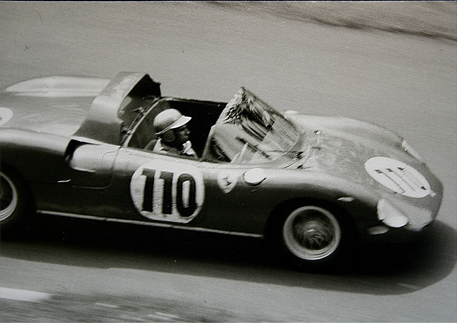 Bildbeschreibung: Willy Mairesse im Ferrari 250 P
Fotograf: Lothar Spurzem
Datum: 19.05.1963 beim 1000-km-Rennen auf dem Nürburgring
Sonstig