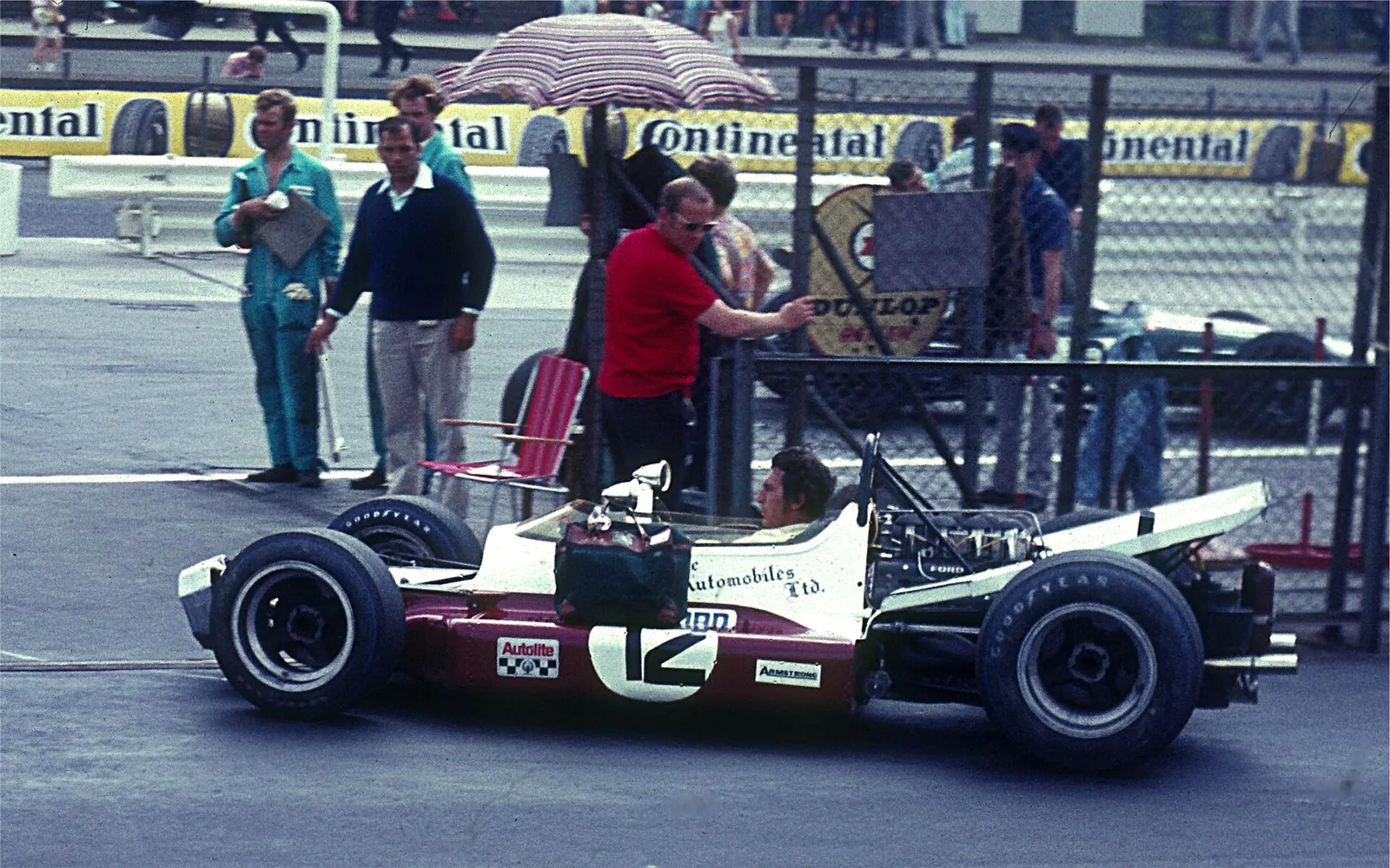 Bildbeschreibung: Vic Elford beim Training zum GP von Deutschland 1969
Fotograf: Lothar Spurzem
Datum: 01.08.1969 an den Boxen des Nürburgri