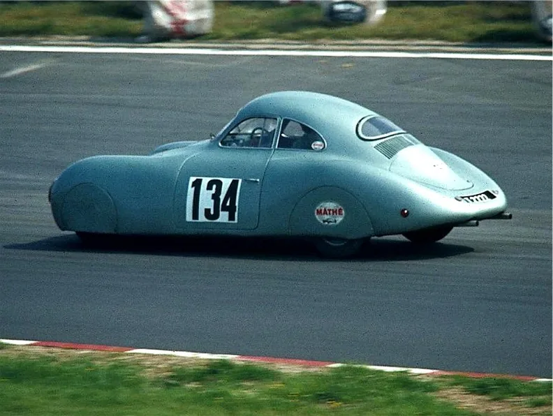 Berlin-Rom-Wagen VW Typ 60 K 10 bzw. Porsche Type 64 bei einer Demonstrationsfahrt zum AvD-Oldtimer-Grand-Prix auf dem Nürburgring, am Ende 