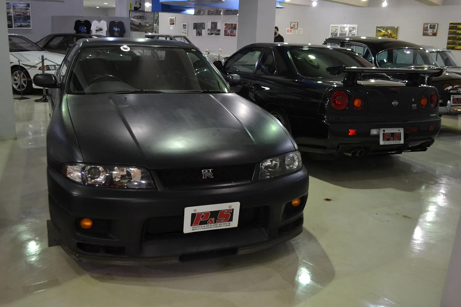 c/n unknown. This is 2-door notchback coupe, prototype of BNR34 version. The base is BCNR33 Skyline GT-R V・spec, some points are customized.