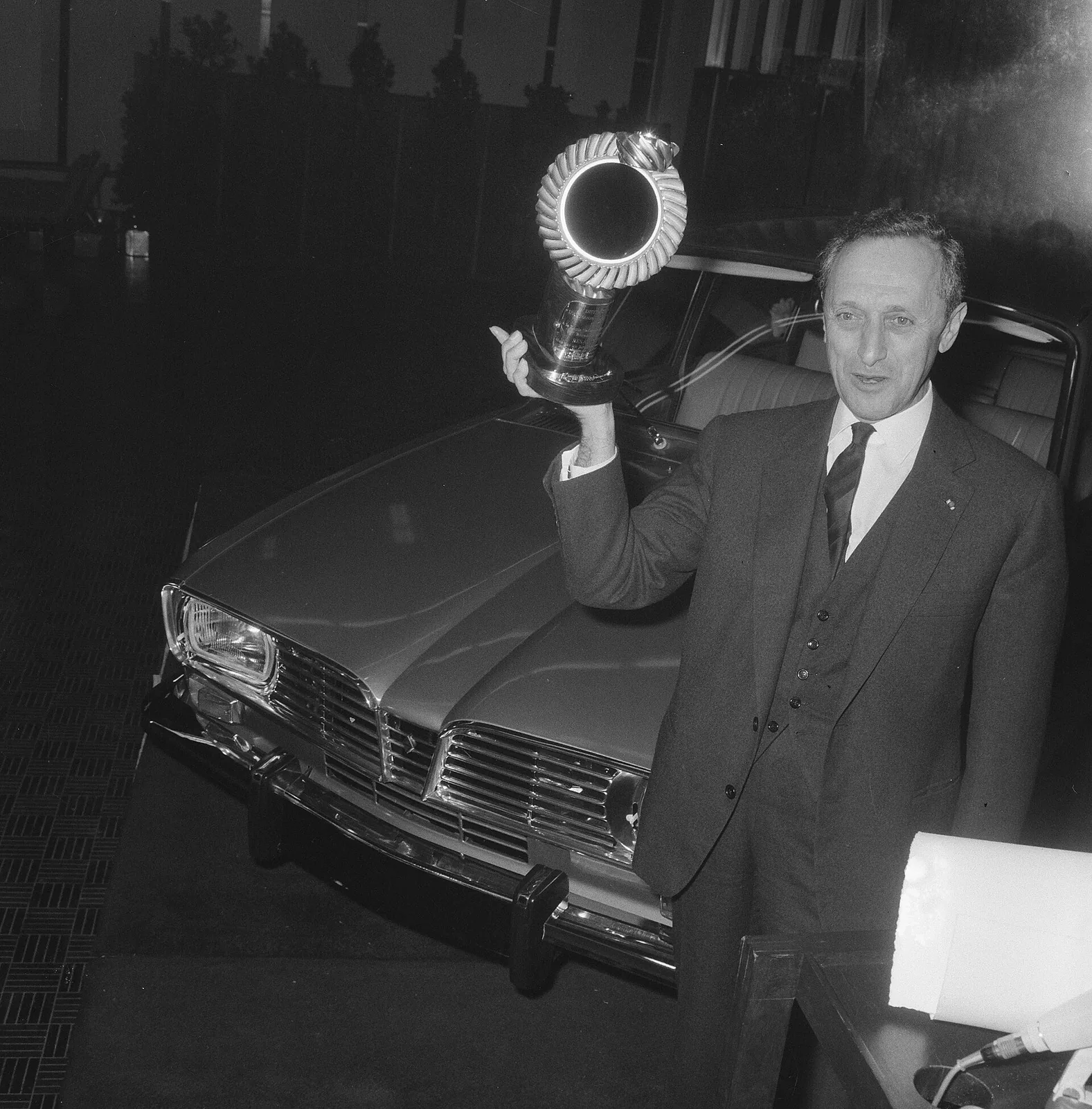 Collectie / Archief : Fotocollectie Anefo
Reportage / Serie : [ onbekend ]
Beschrijving : Trophee Auto van het jaar uitgereikt aan President