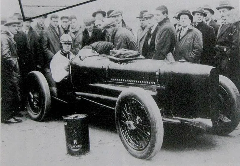 Henry Segrave al volante del Sunbeam Tiger V12 306 HP (1926)